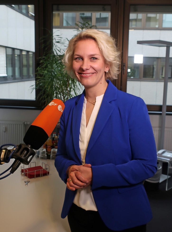 Nicole Mutschke Kanzlei Experte Anwalt TV corona zdf nachrichten